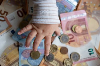 Foto: Geld und eine Baby-Hand